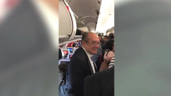 Vídeo Ministro Gilmar Mendes é hostilizado em voo e sorri John Cutrim