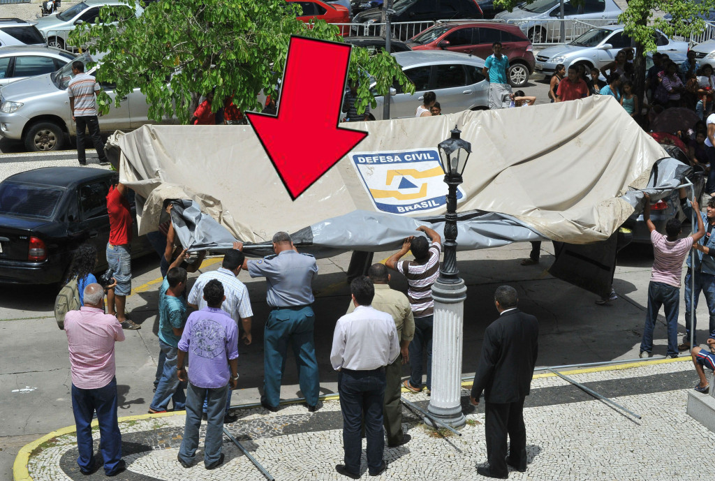Policiais do Palácio dos Leões ajudam a montar barraca da Defesa Civil para manifestantes