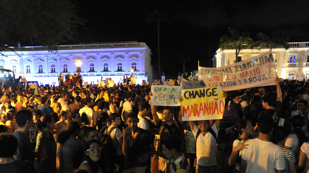 Após derrubar grades, manifestantes ocupam frente do Palácio dos Leões