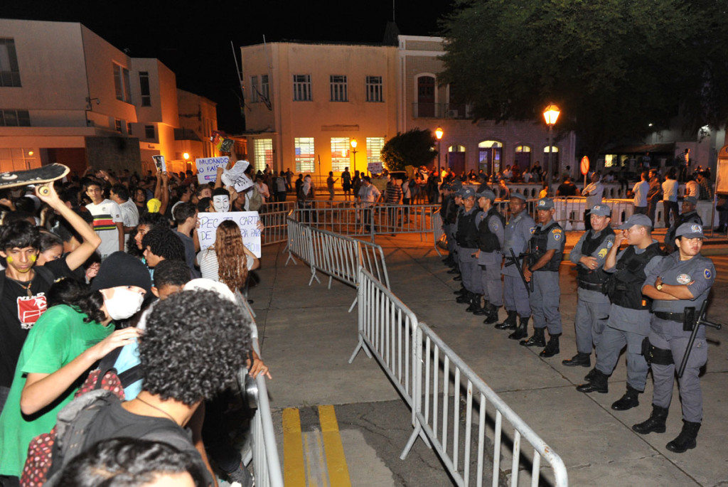 Roseana Sarney recebe manifestantes com grades e polícia