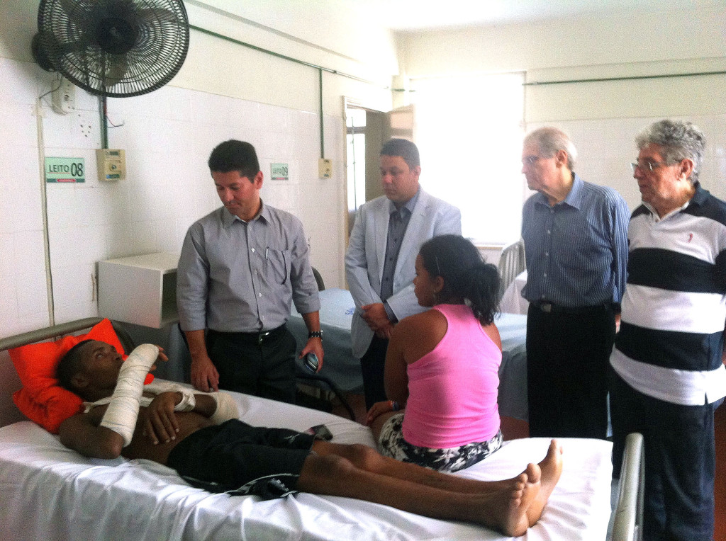 Cesar Felix, Abdon Murad e Honorato Fernandes com pacientes transferidos