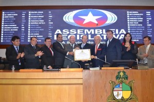 Márcio Honaiser exibe título de cidadão maranhense (2)
