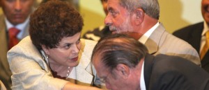 Afago. José Sarney beija mão da então ministra Dilma, no governo Lula - Agência O Globo / Roberto Stuckert Filho/12-10-2010