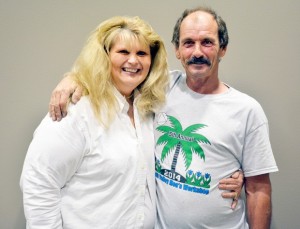 O 'sortudo' Robert ao lado da esposa, Donna Hamilton (Foto: Divulgação/Hoosier Lottery)