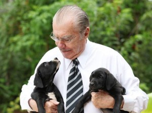 José Sarney com filhotes de labradores em foto oficial