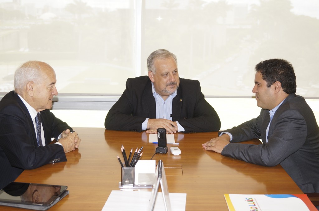 Prefeito Edivaldo (E) com os ministros Ricardo Berzoini (C) e Manoel Dias (D)