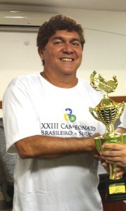 Presidente da FMBS, Lourival Bogéa (3º colocado) entrega troféu ao vice-campeão Rogério.