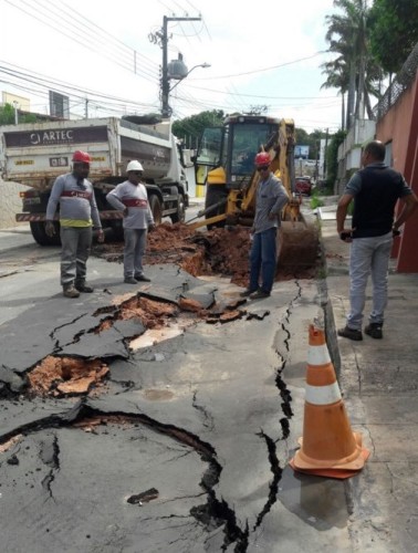 FOTO - Governo aciona empresa para recuperar danos em obra de esgotamento no bairro Cohajap (3)