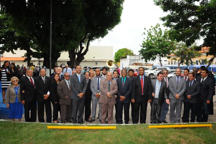 Vereadores, autoridades e convidados participam do ato solene de hasteamento de bandeiras. (2)