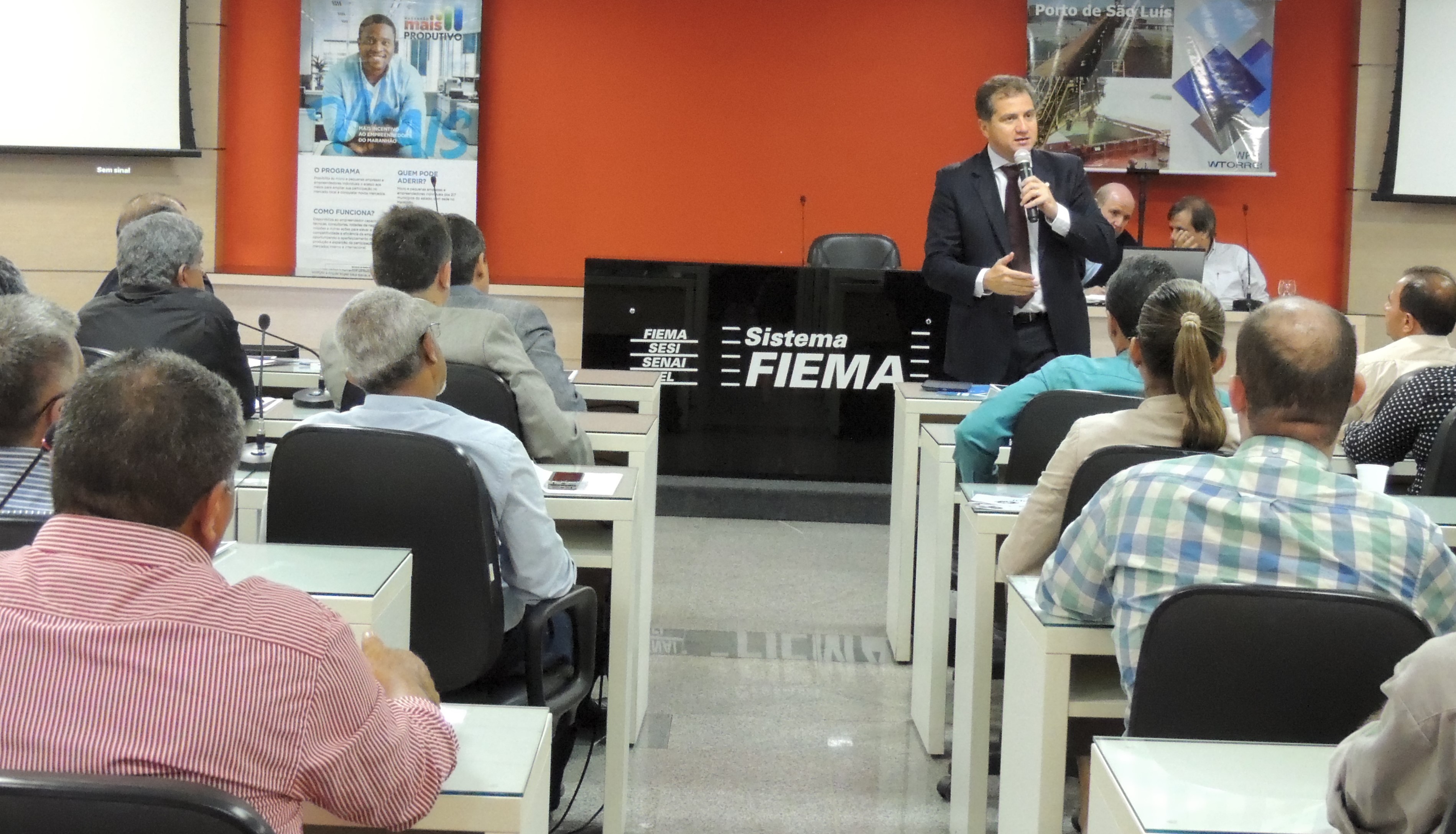 Secretário Simplício Araújo durante apresentação da rodada de negócios com a empresa WPR