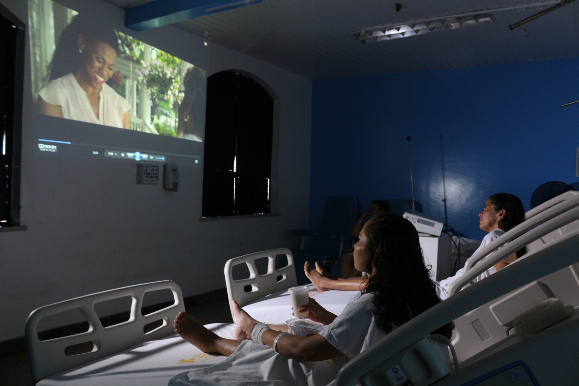 Foto 1_Julyane Galvão_SES_21072016 - Pacientes do Hospital de Câncer Tarquínio Lopes Filho aprovam ‘Cinema nas enfermarias’