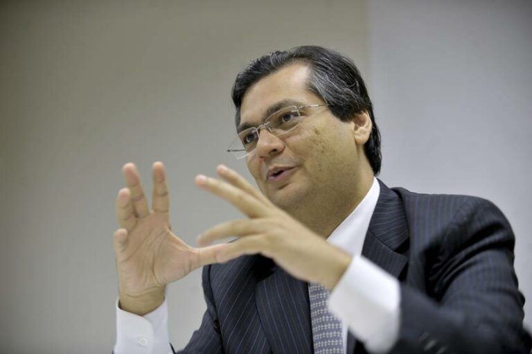Flávio Dino descarta sair do PCdoB, mas diz que sigla trava luta para